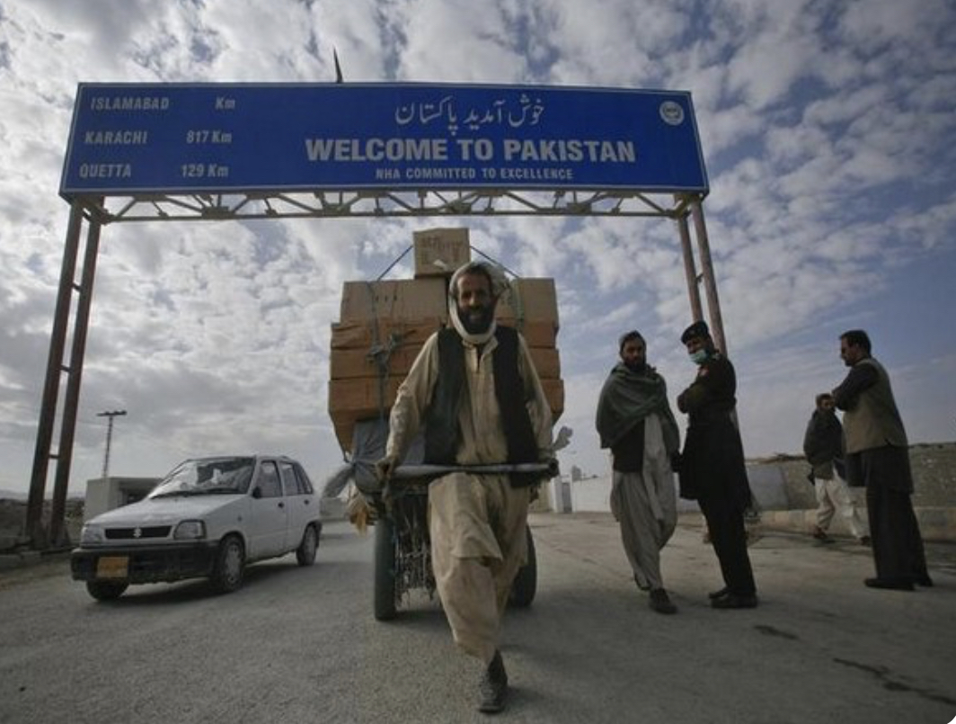 Pakistan-Afghanistan border closed after armies exchange fire