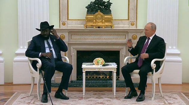 Kiir struggles to wear translator ear-set in meeting with Putin