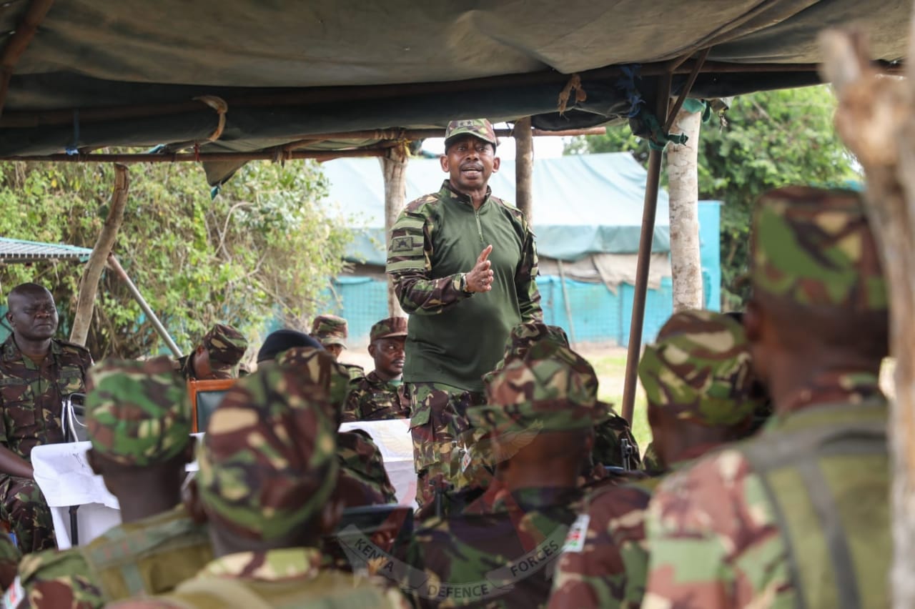 Eastern Command General Officer visits Lamu’s Baure KDF camp, lauds them for their peace efforts