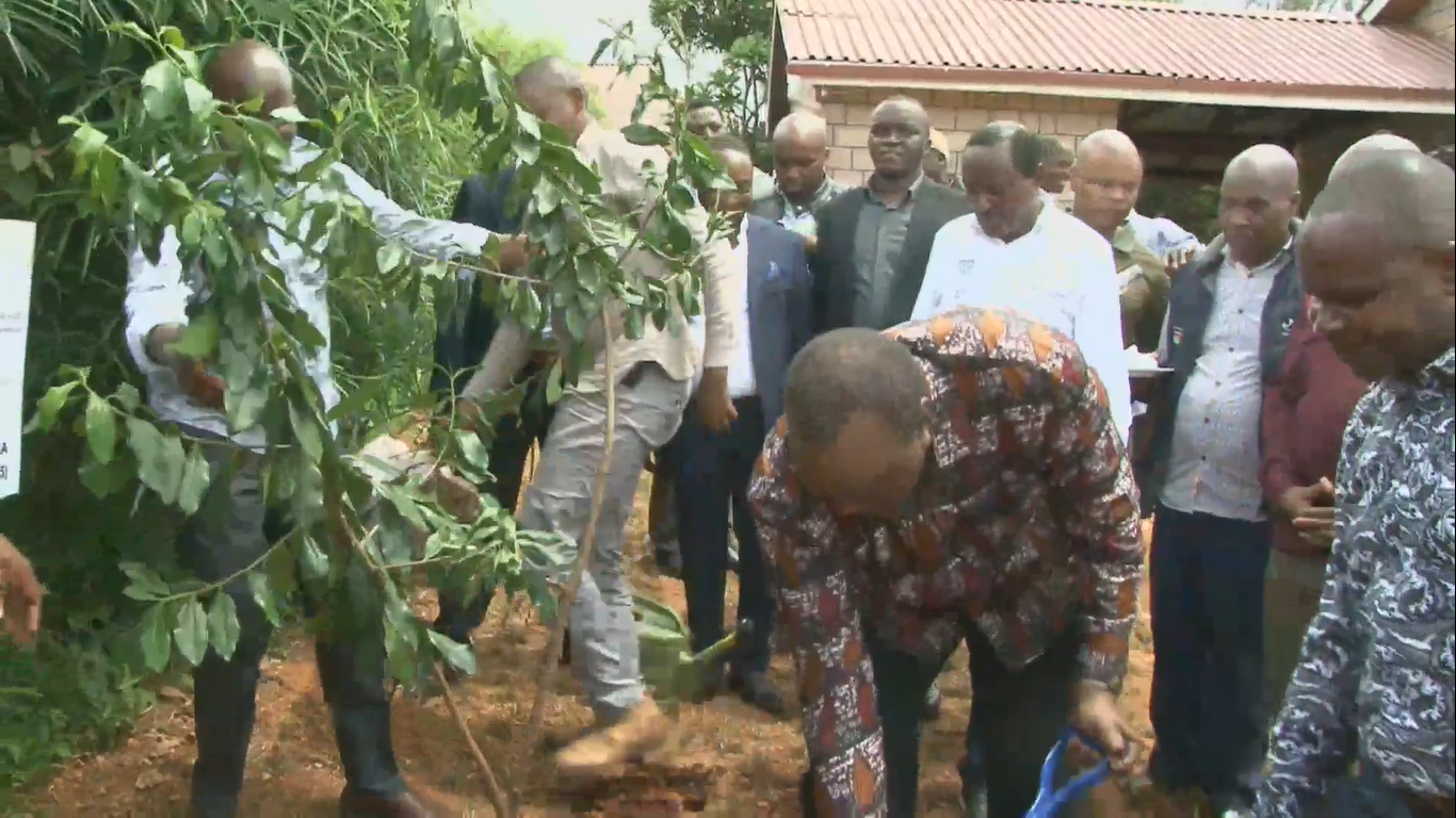 Former President Kenyatta hosted by Kalonzo in Kitui