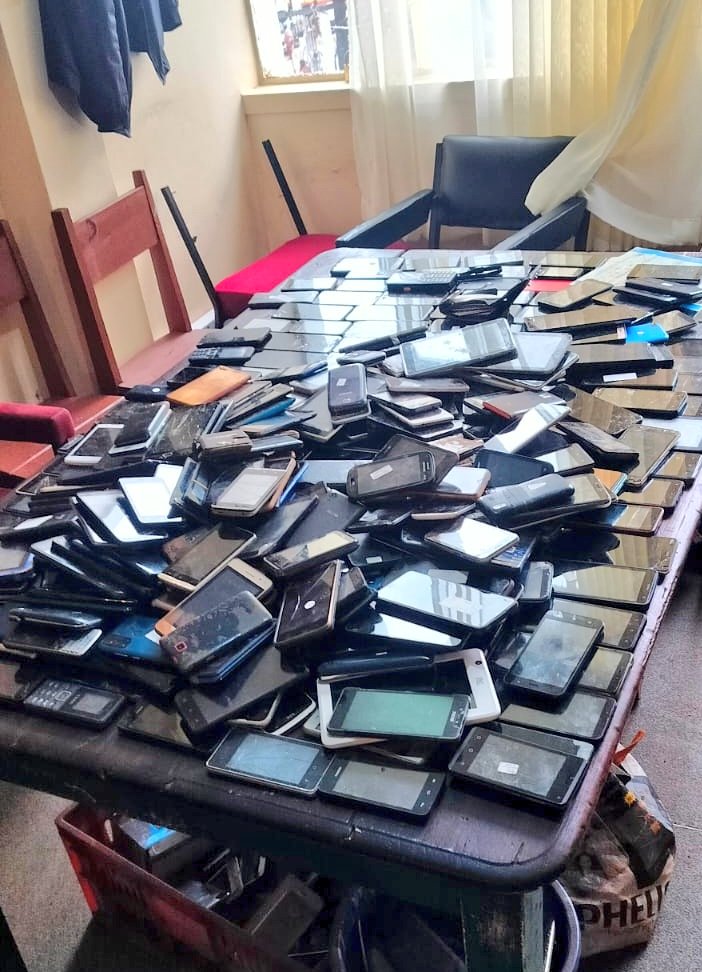 3 suspects arrested as police burst mobile phone racket in Nyeri, 400 gadgets seized