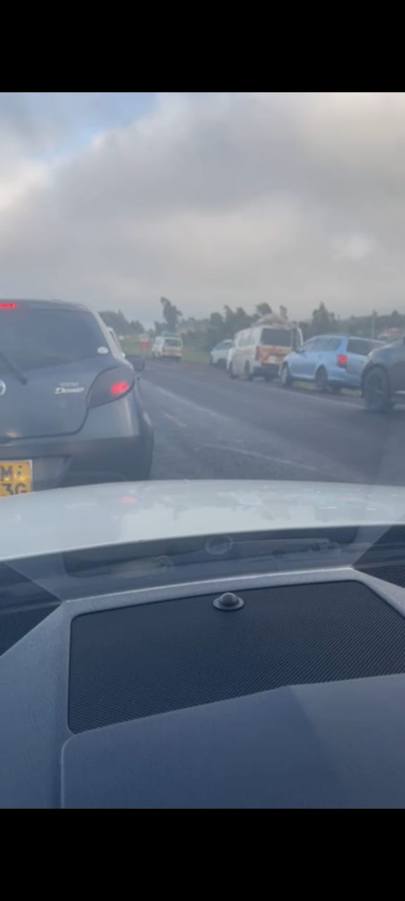 Travelers stranded amid traffic chaos on Kimende-Flyover section of Nairobi-Nakuru Highway
