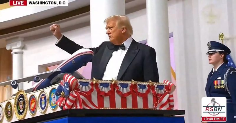 (WATCH) ‘Does anybody want some!?’ – Trump cuts cake, dances with military sword at inaugural ball
