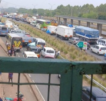 KU students block Thika Road over week-long blackout in hostels