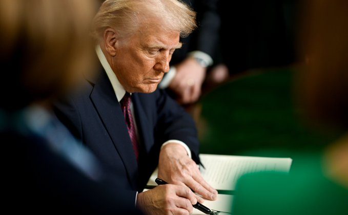 US suspends tariffs after Colombia agrees to deportation flights