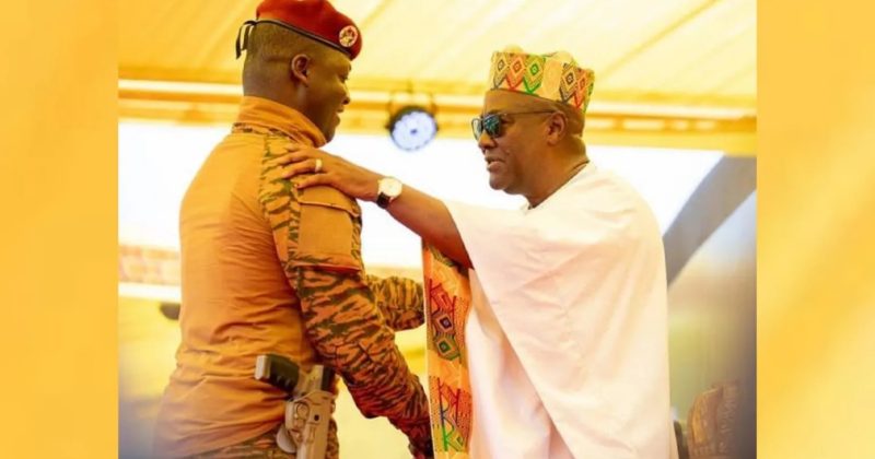 Gun-wearing leader sparks attention at Ghana inauguration