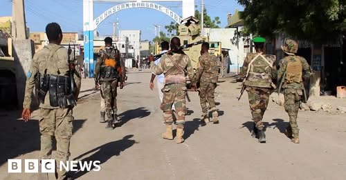 US-Somali airstrike as battle rages for key town