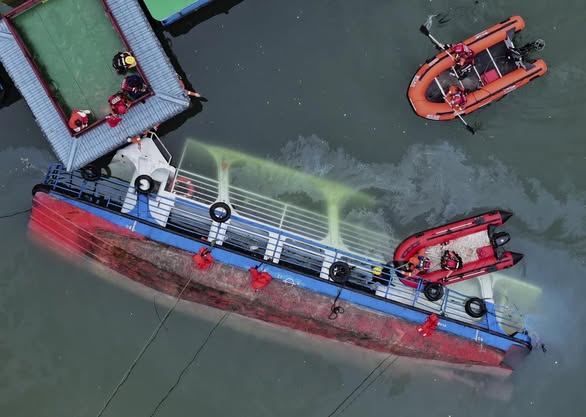 Nine dead, one missing after tourist boats capsize in China