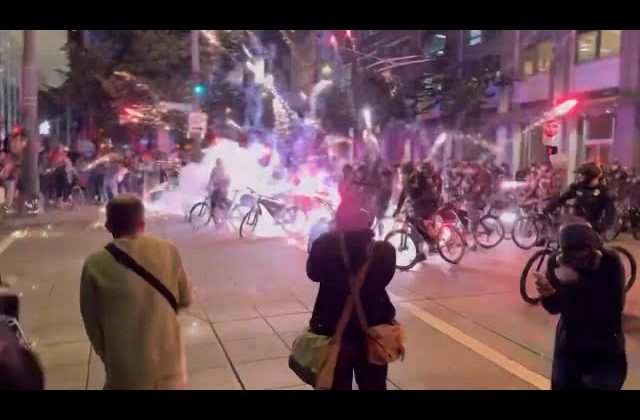 (WATCH) Anti-deportation protesters hurl fireworks at police, ignite fires during clashes in Seattle