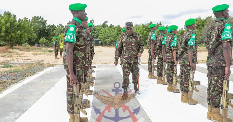 Lt Gen Ketter visits KDF troops in Somalia and Lamu