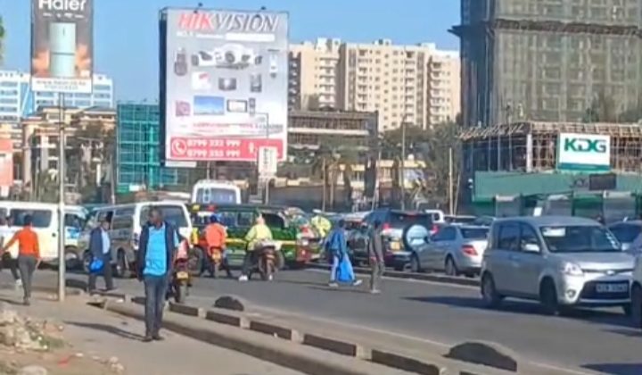 Traffic paralyzed on Ngong Road as Matatu operators protest police harassment