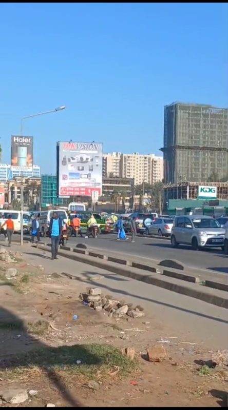 Traffic paralyzed on Ngong Road as Matatu operators protest police harassment