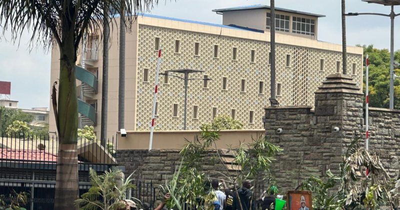 Chaotic scenes in Parliament as Raila supporters attempt to force their way in