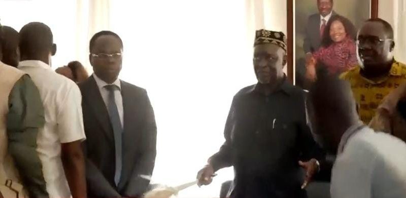 Oburu Odinga formally announces Raila’s death in Bondo
