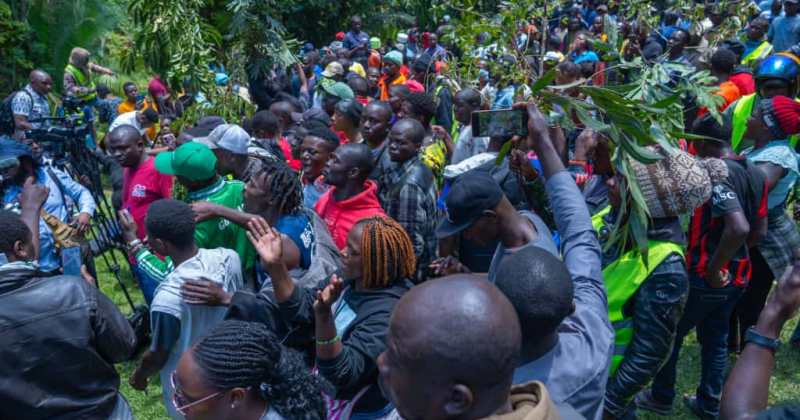 ‘Ruto Must Go!’: Grief turns to anger as mourners chant ‘No Raila, No Peace’ at Karen home