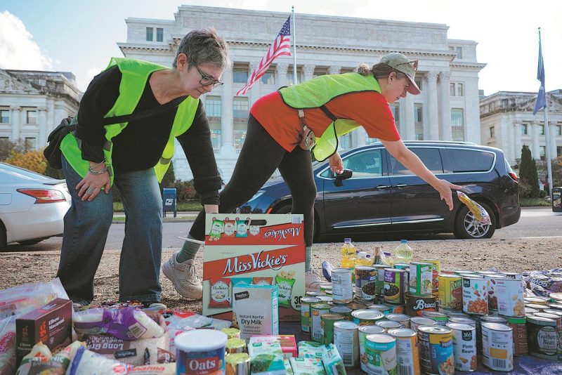 US federal workers turn to food banks to survive