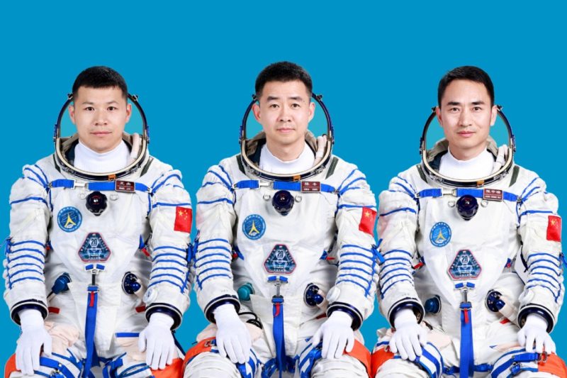 Space debris delays return of Shenzhou XX astronauts