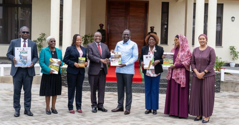 Ruto receives exit report from outgoing National Land Commission