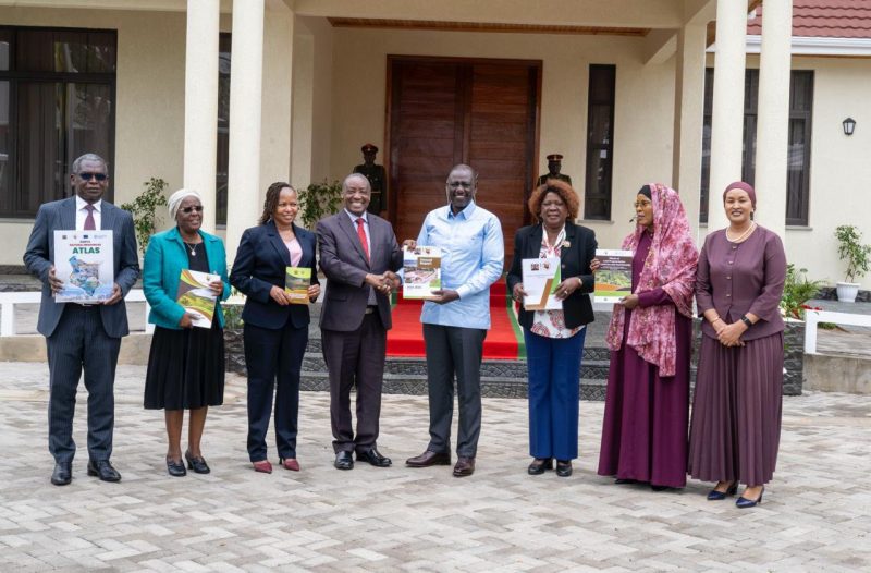 Ruto receives exit report from outgoing National Land Commission