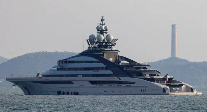 Russian superyacht sails through Strait of Hormuz despite blockade