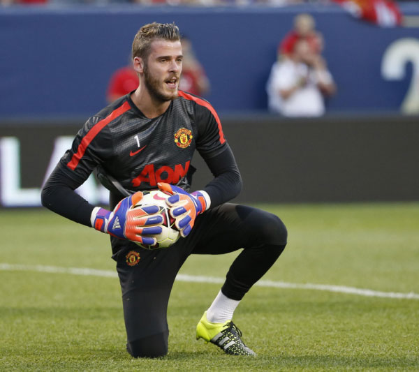 Manchester United goalkeeper David De Gea warms up before an International Champions Cup soccer match against Paris Saint-Germain on Wednesday, July 29, 2015, in Chicago. PHOTO/AFP