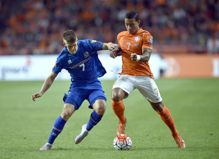 Iceland's midfielder Johann Gudmundsson (L) vies with Netherlands' Memphis Depay during the UEFA Euro 2016 qualifying round football match at the Arena Stadium, on September 3, 2015 in Amsterdam. PHOTO/AFP