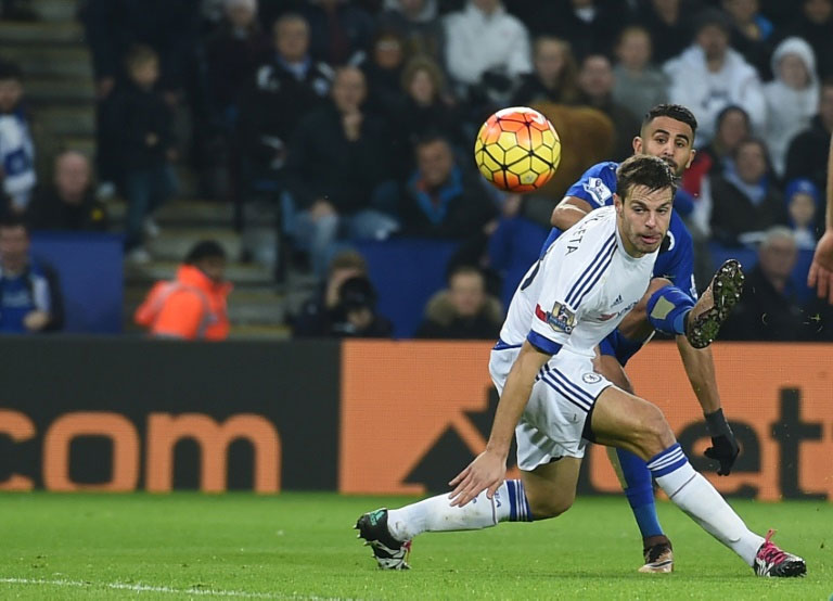 Leicester City's midfielder Riyad Mahrez (R) shoots and scores past Chelsea's defender Cesar Azpilicueta during an English Premier League football match on December 14, 2015. PHOTO/AFP