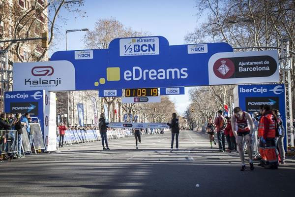 Florence Kiplagat winning at the 2016 eDreams Mitja Marato Barcelona (Organisers) © Copyrigh