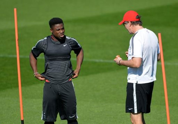 Paris Saint-Germain's head coach Laurent Blanc (R) talks to Ivorian defender Serge Aurier before a training session at the Camp des Loges in Saint-Germain-en-Laye on April 14, 2015