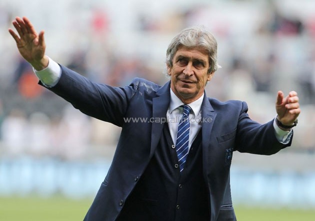 Manuel Pellegrini waves to Manchester City supporters after the English Premier League match against Swansea City in Wales, on May 15, 2016 (AFP Photo/Geoff Caddick)