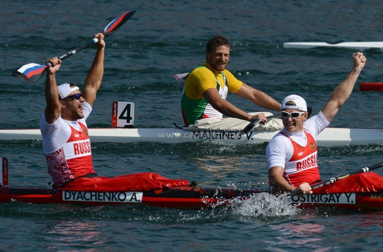Russia's Yury Postrigay (R) and Alexander Dyachenko celebrating after winning the gold medal in the kayak double (K2) 200m men's final A during the London 2012 Olympic Games, at Eton Dorney Rowing Centre in Eton, west of London on August 11, 2012. PHOTO/AFP.