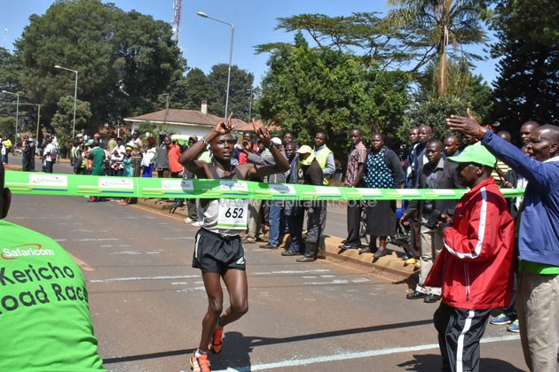 Ernest Ng’eno crosses the finish line during 2016 Kericho Road Race.