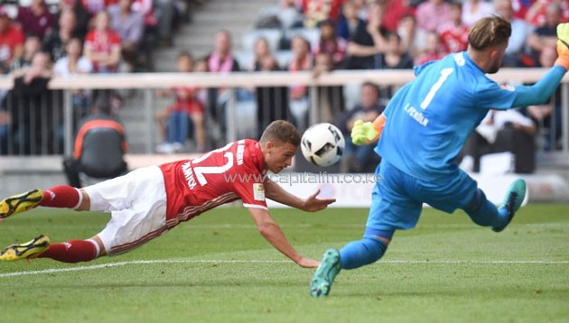 Bayern Munich's midfielder Joshua Kimmich (L) heads the first goal for Munich against Cologne's goalkeeper Timo Horn (R) during a German first division Bundesliga football match on October 1, 2016 (AFP Photo/Christof Stache)