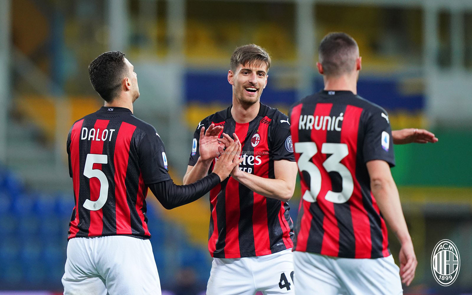 Milan survive Ibrahimovic sending off to stay in Champions League chase