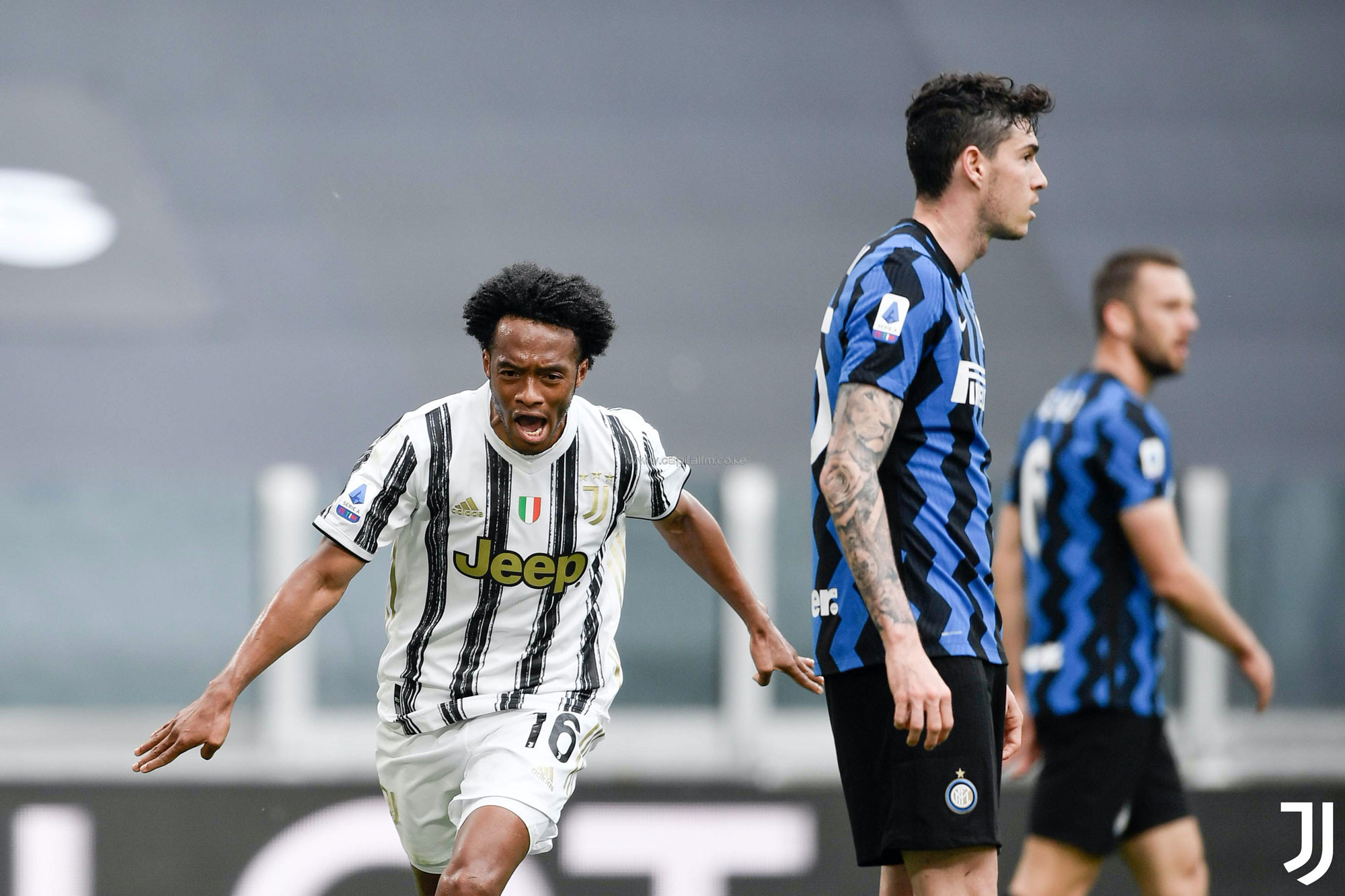 Ten-man Juve win Inter thriller to keep Champions League hopes alive
