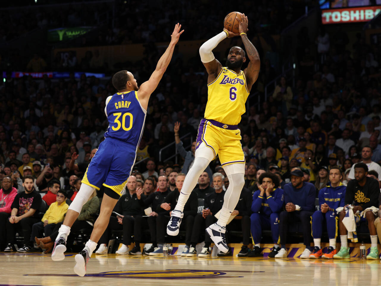 Stephen Curry helps Golden State Warriors beat LeBron James’ LA Lakers