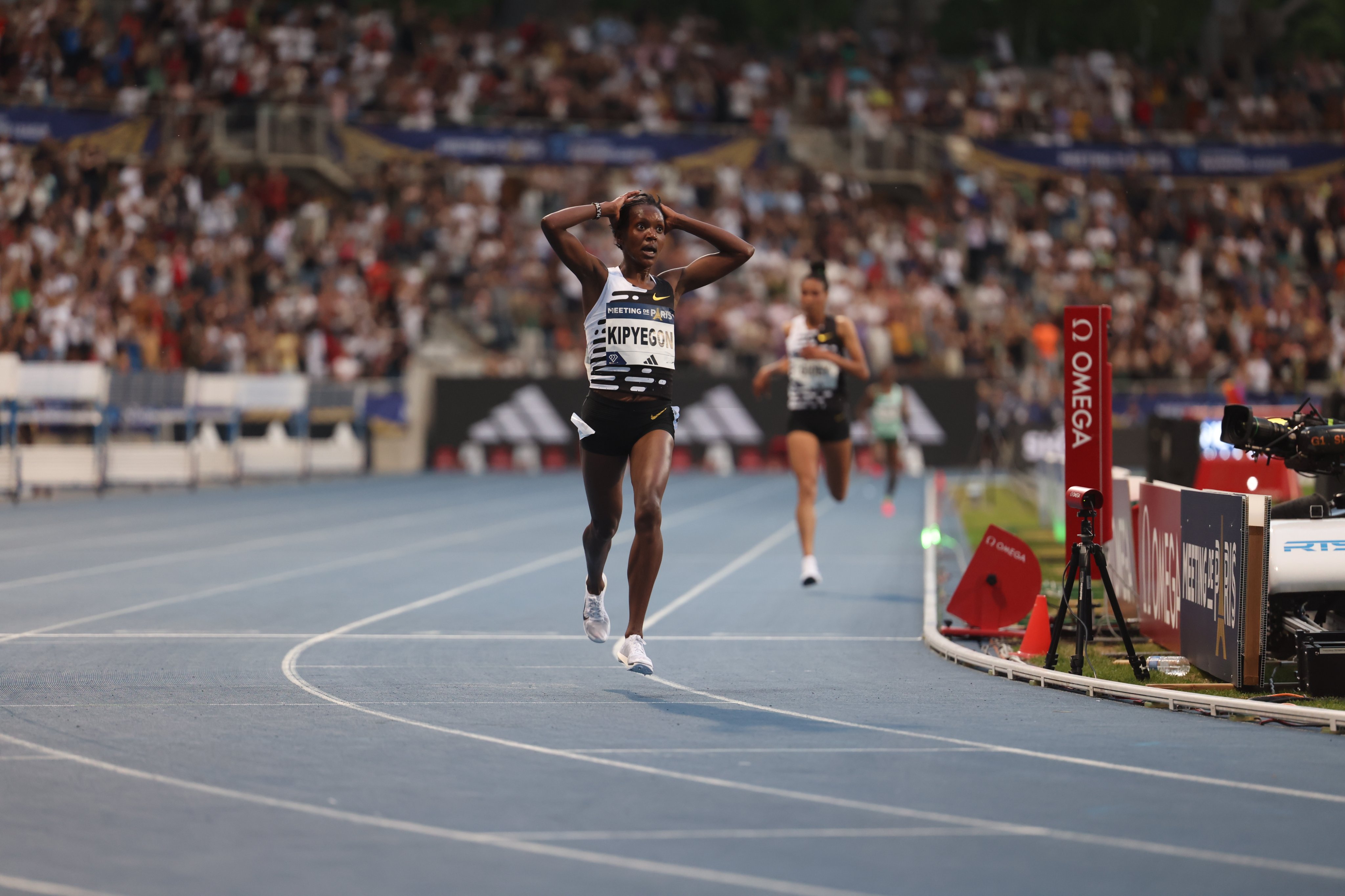 SUPER HUMAN!!! Faith Kipyegon shatters 5,000m World record
