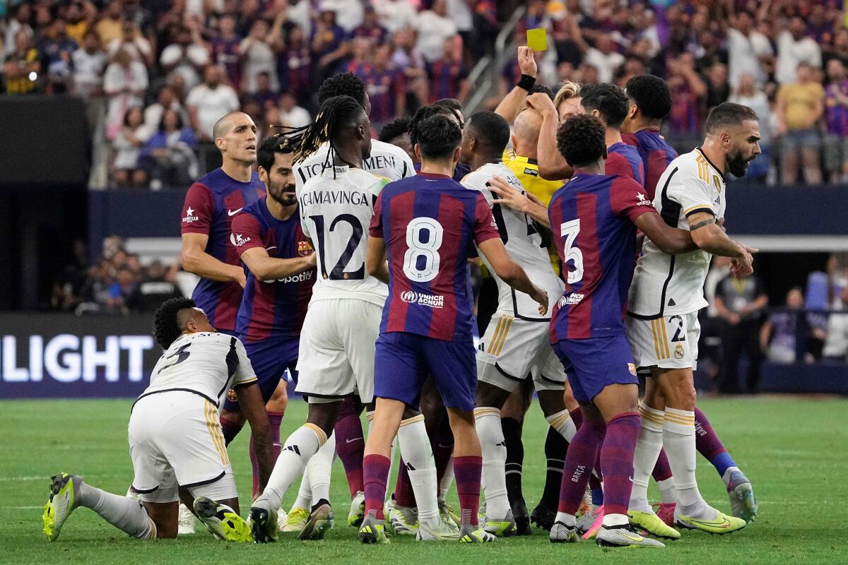 Barca and the woodwork defeat Real in Texas ‘Clasico’