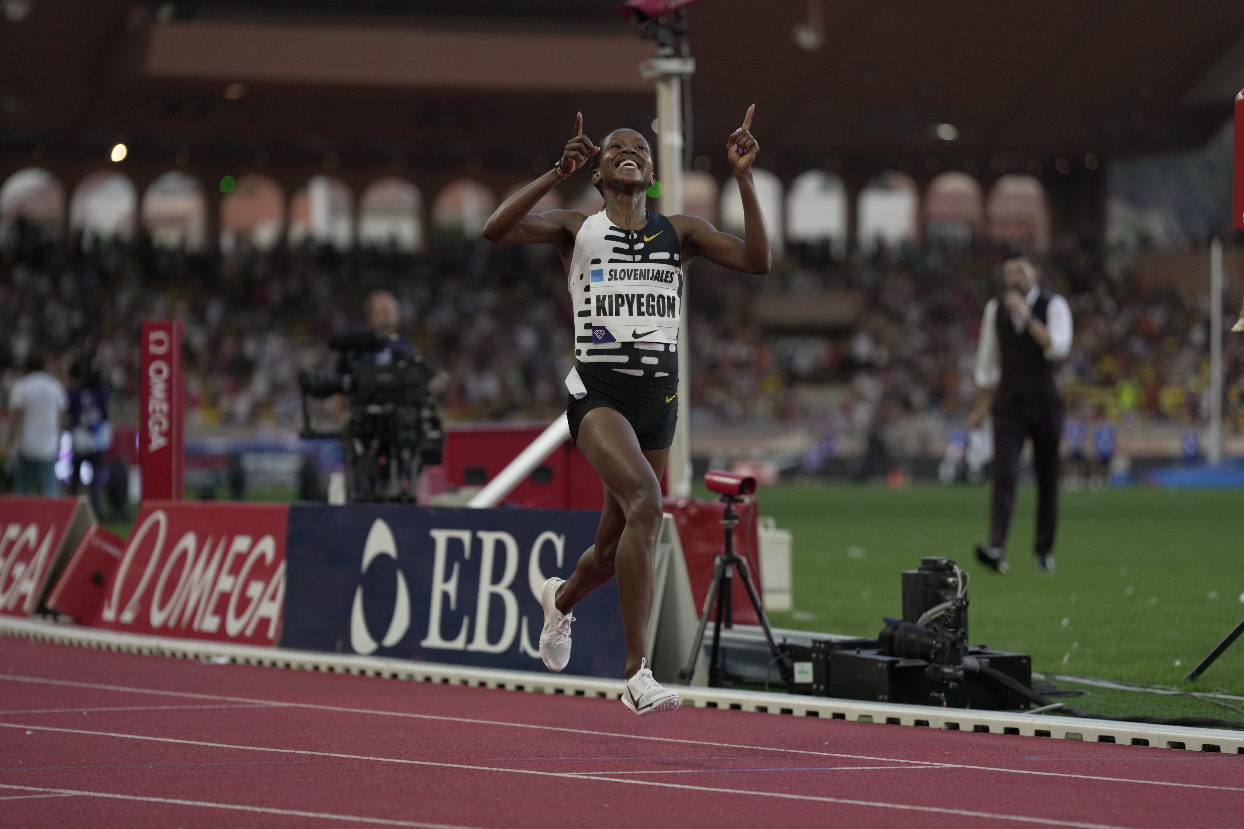 IS SHE HUMAN? – Faith Kipyegon SMASHES another World Record