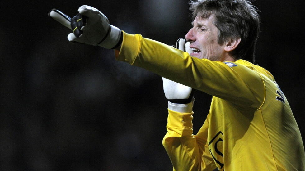 Van der Sar ‘out of life-threatening danger’: Ajax
