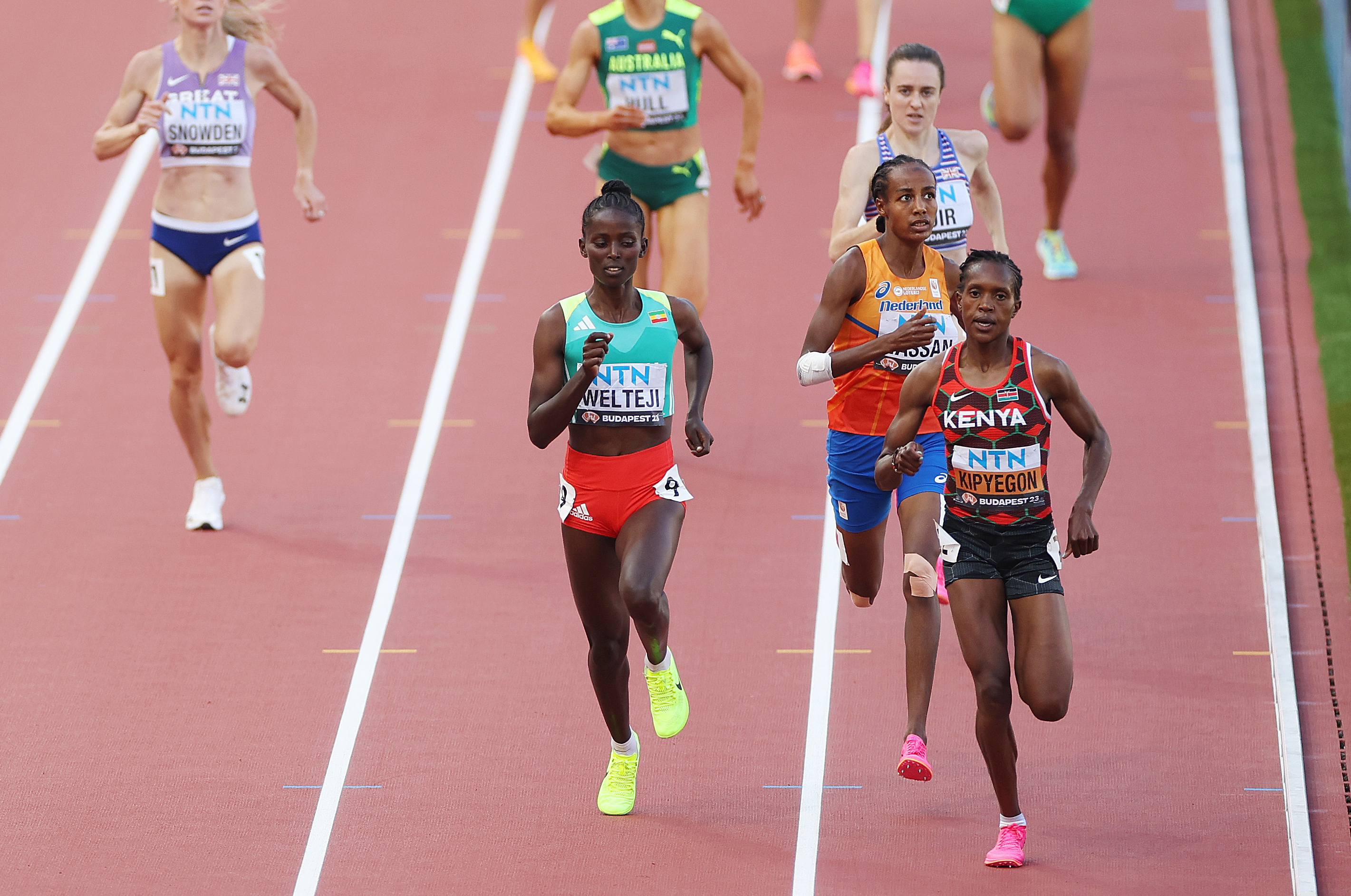 Superb Kipyegon, youngster Nelly storm into 1500m Worlds final