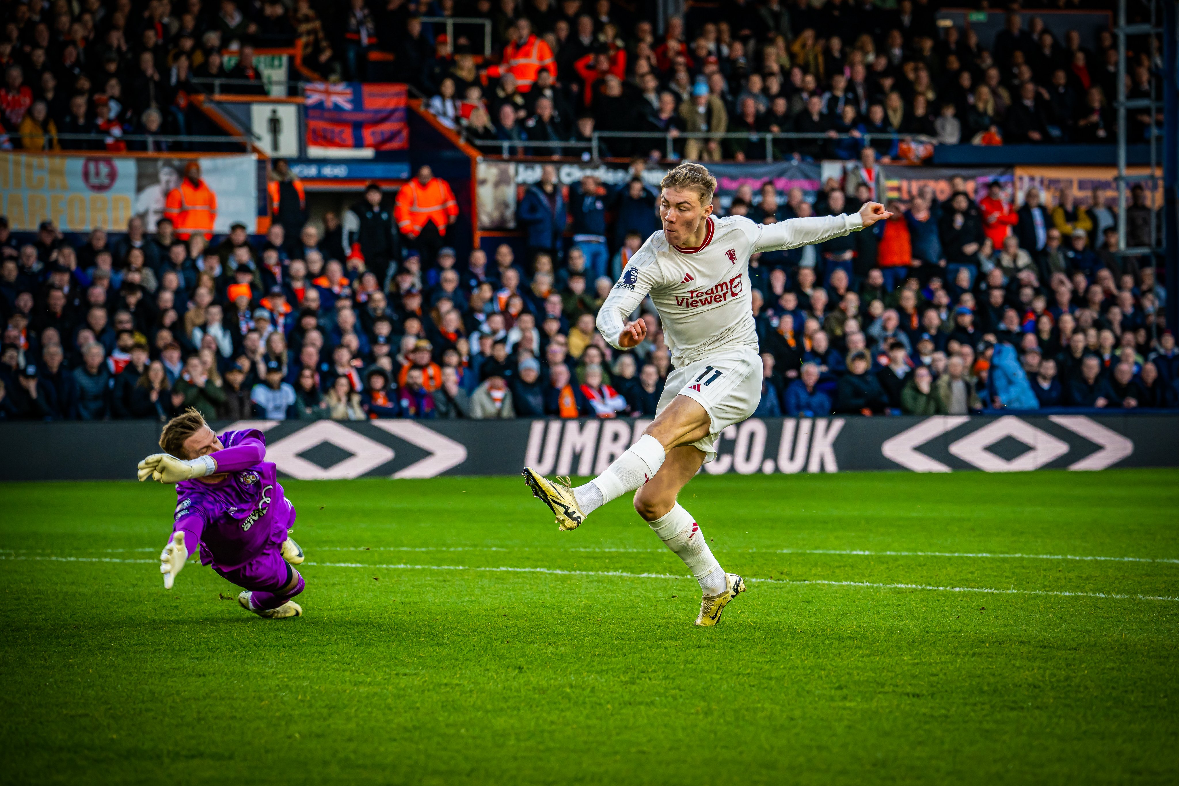 Hojlund scores quick double as Man United survive Luton fightback