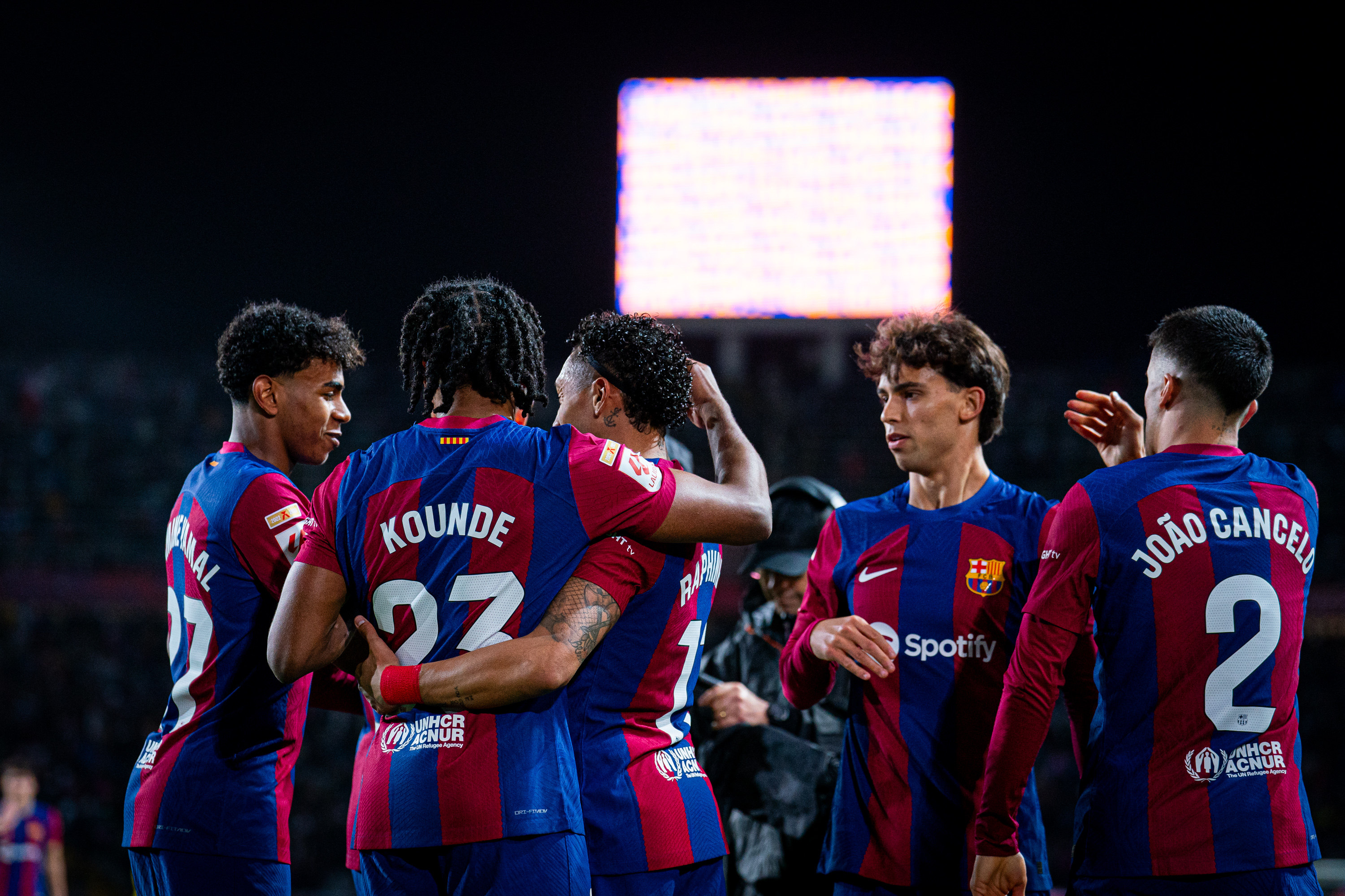 Barca beat Las Palmas to pile pressure on leaders Madrid