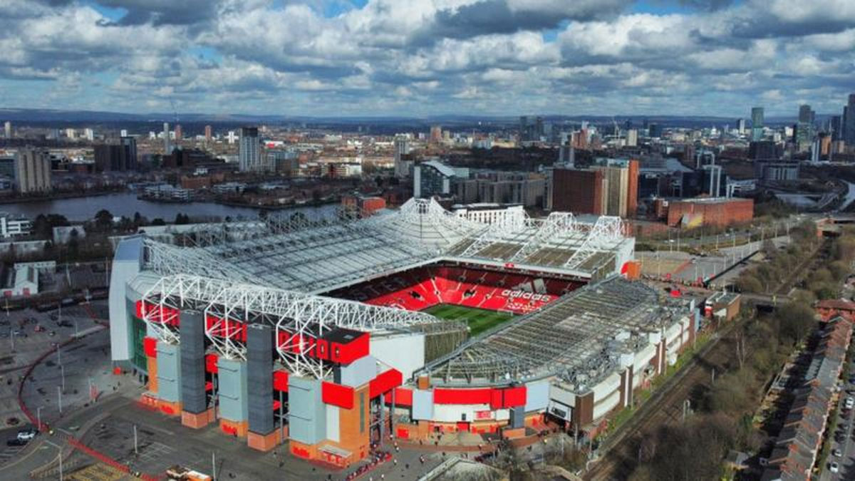 Manchester United supporters’ group accuses club of hypocrisy over Old Trafford plans