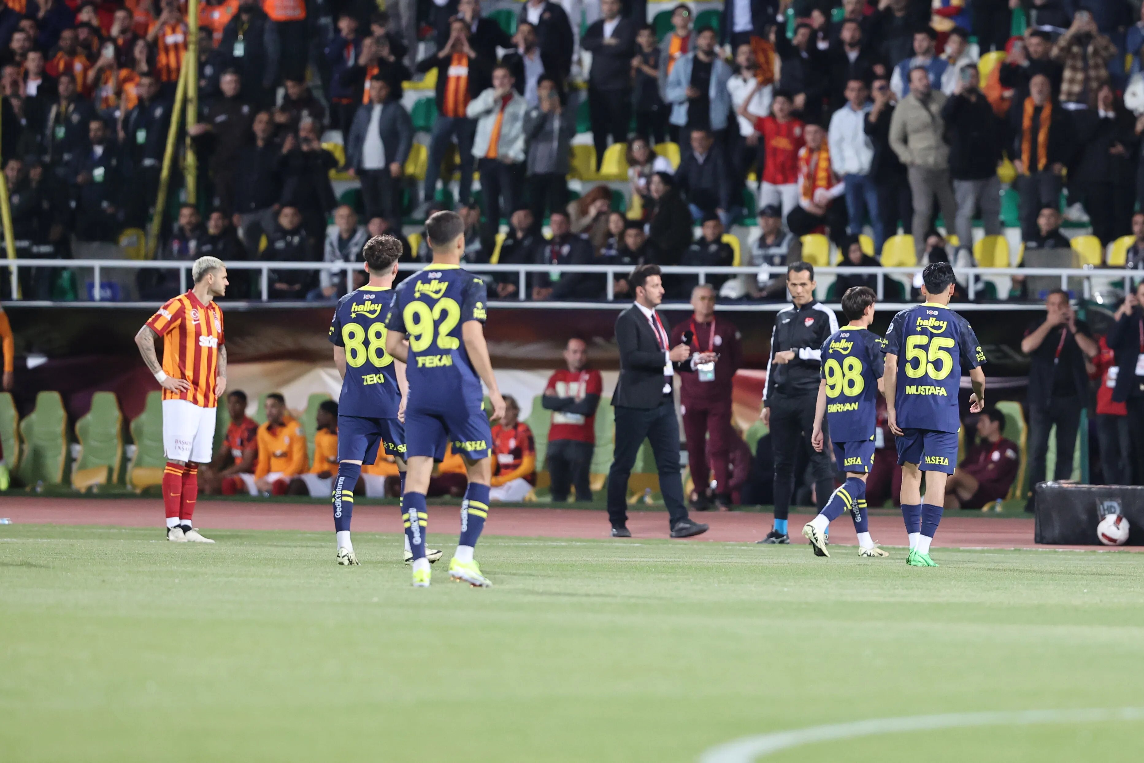 Bizarre! Fenerbahce field U19 players in Cup final, then walk out after two minutes