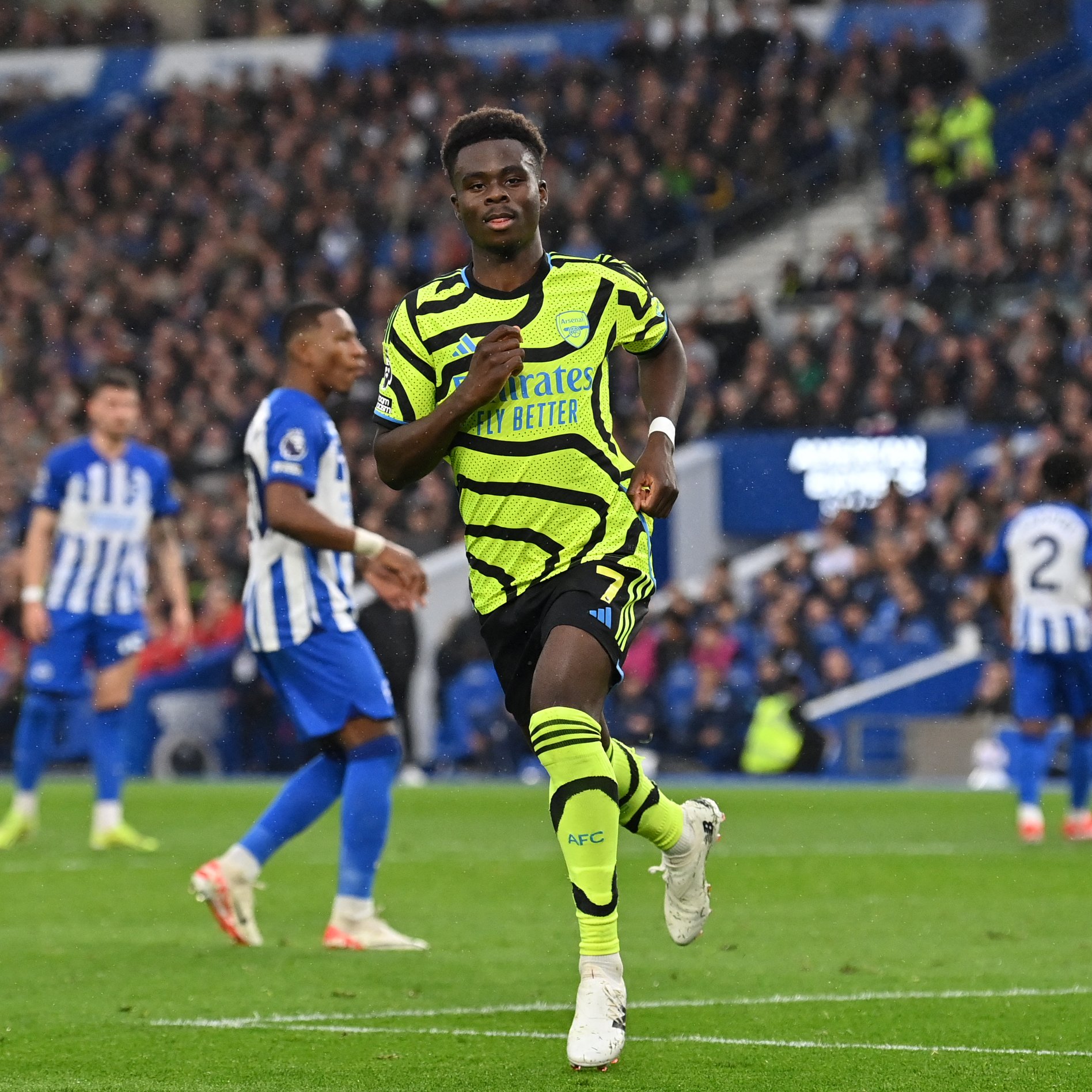 Arsenal brush aside Brighton to move top of Premier League