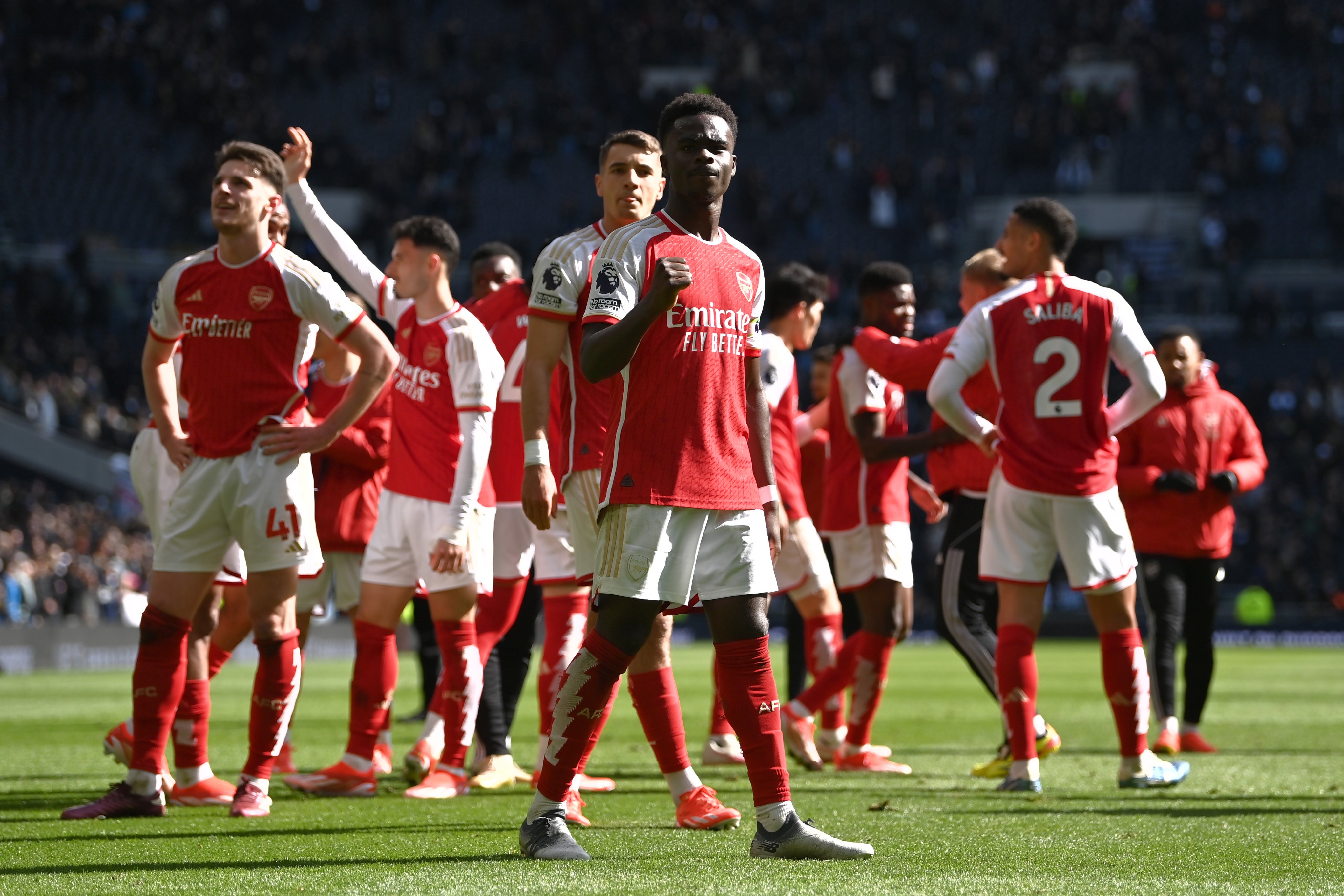 ‘Arsenal survive painful flashbacks to maintain title push’