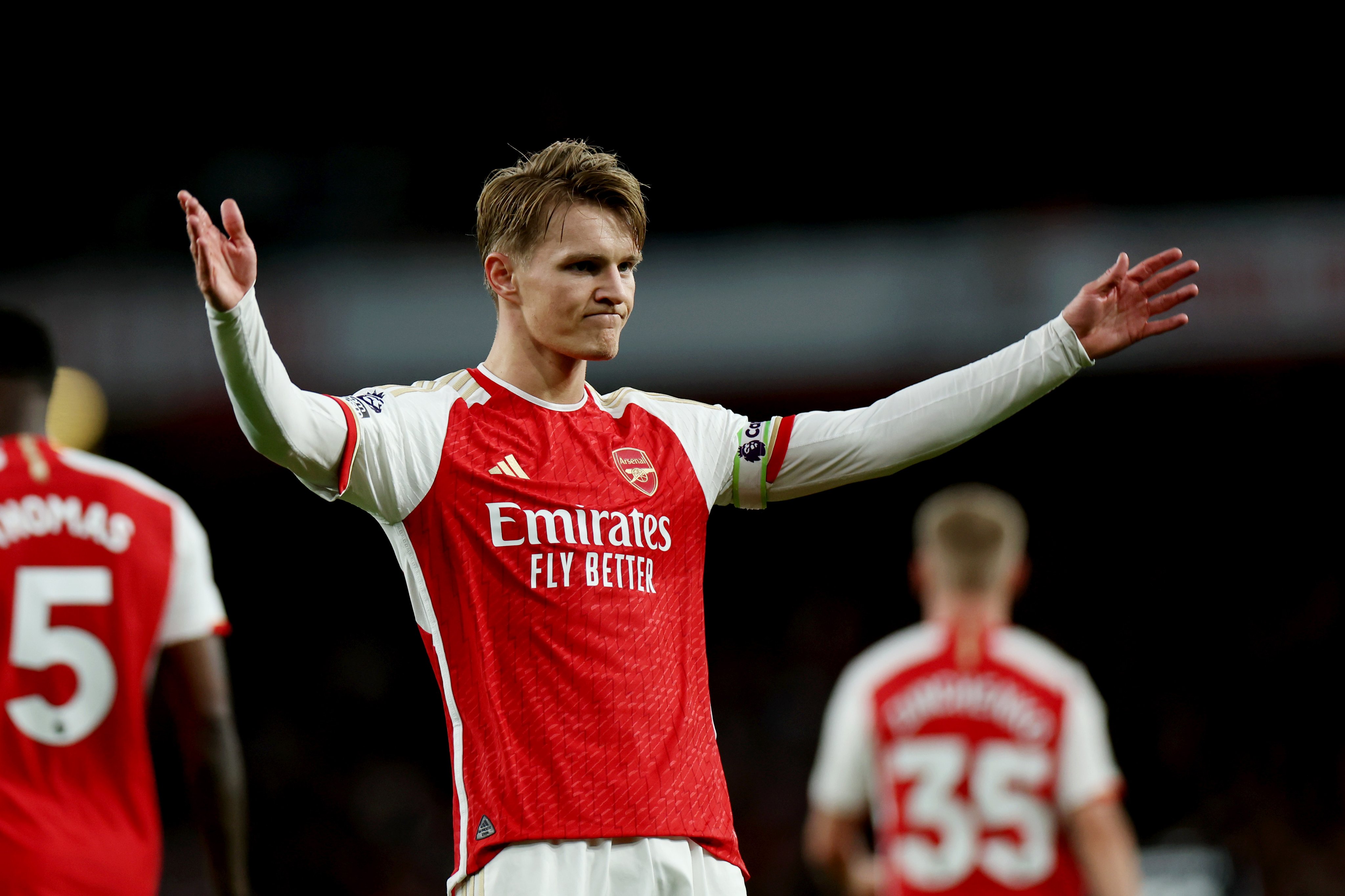 Arsenal cruise past Luton to storm back to EPL summit