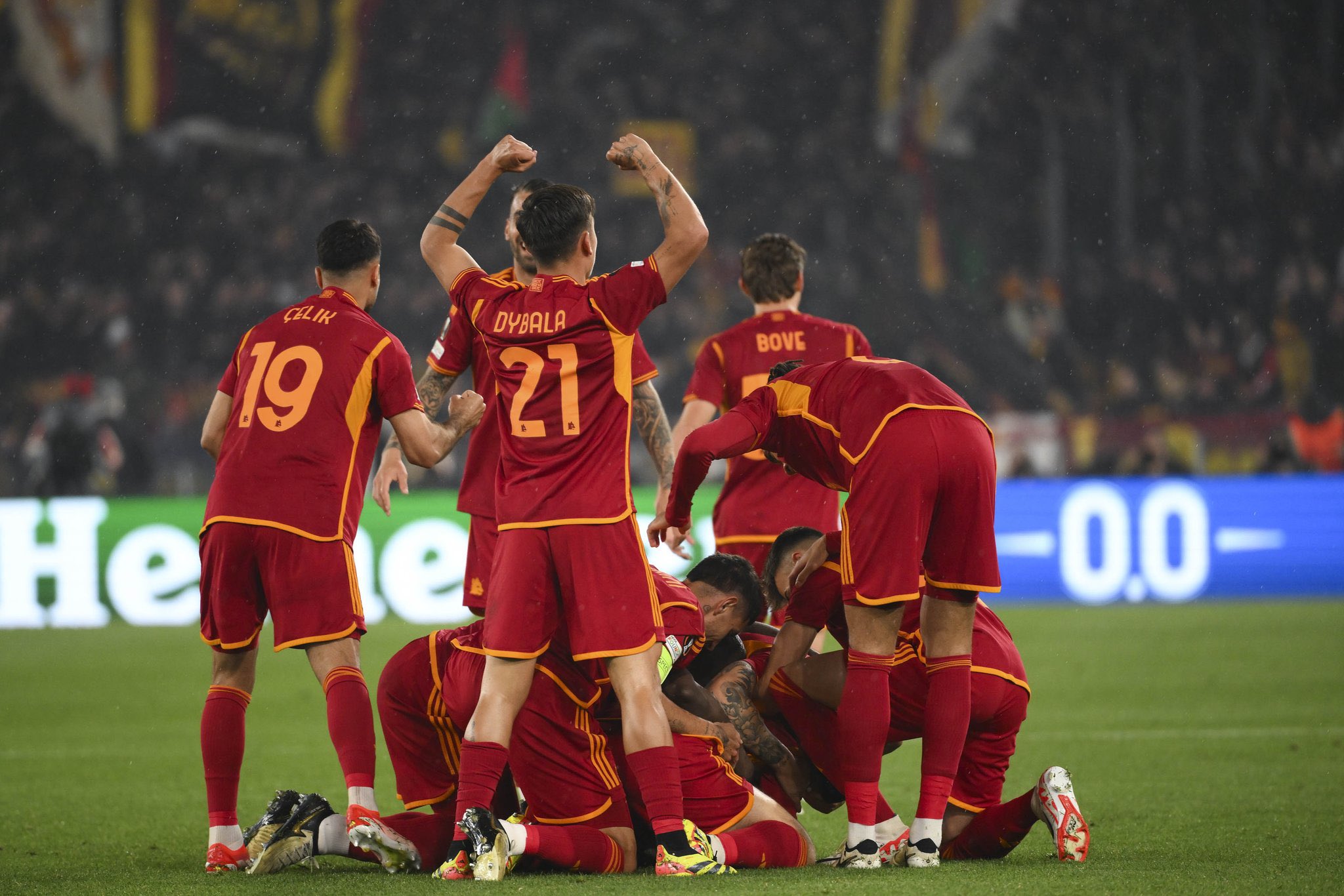 Roma see off AC Milan to make Europa League semis