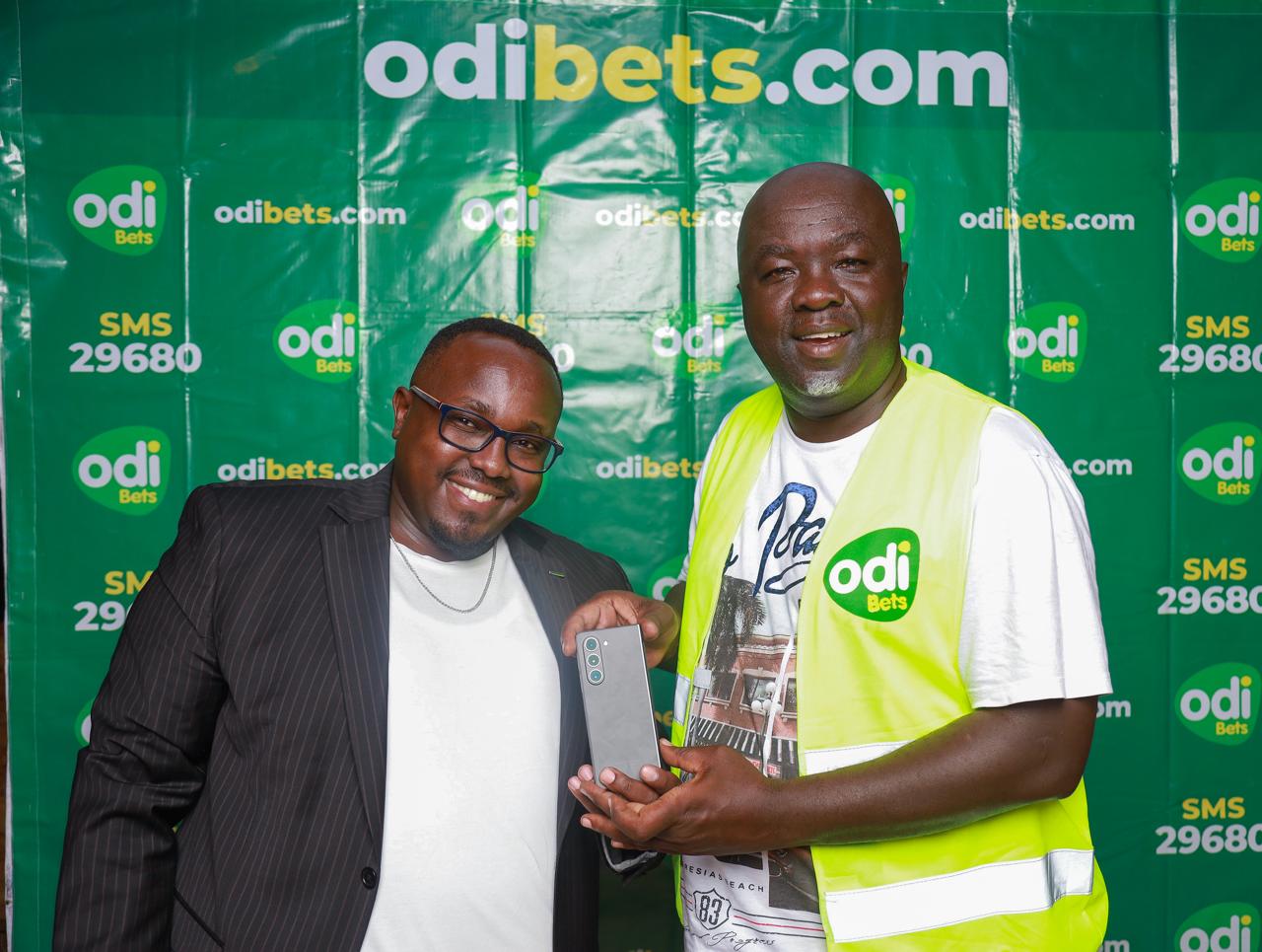 Renowned journalist Fred Arocho receives new phone from Odibets days after being pickpocketed in Kisumu